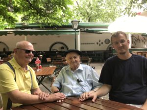 Franz Kupka und Johannes Wilken sind mit Prof. Dimmel. Er hat ein stolzes Alter von 95 Jahren