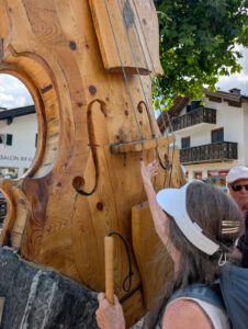Große Holzgeige wird erstastet