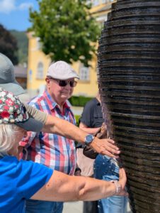 Wasserbrunnen wird betastet