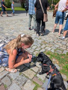 ITM Mitarbeiterin Nici gibt dem Hund der Dolmetscherin ein Hundegutti