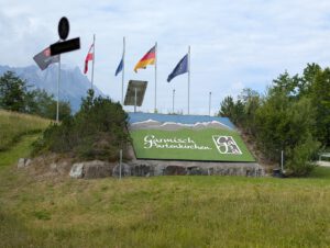 Schild mit Beschriftung: Garmisch-Partenkirchen